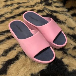 BUBBLEGUM PINK PLATFORM SLIDES